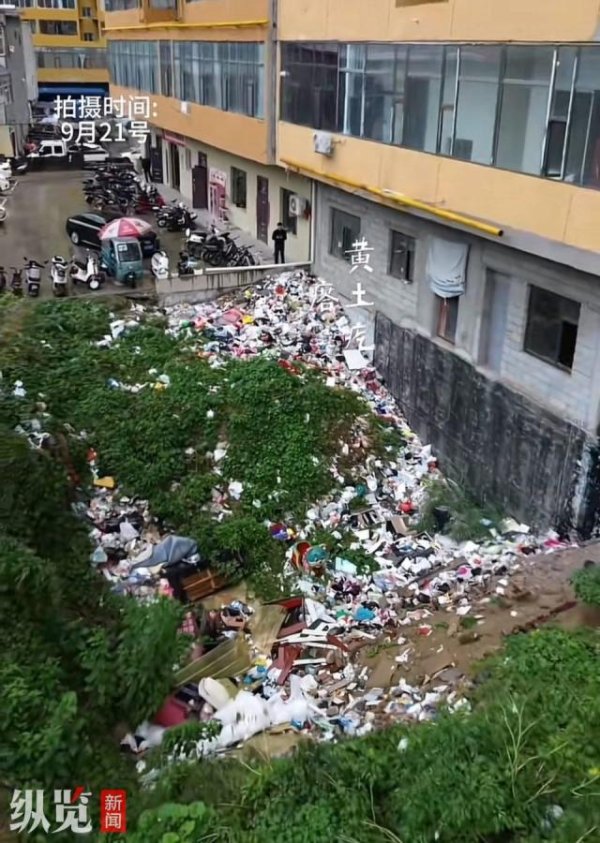 众诚速配 山西吕梁一小区内出现露天垃圾坑，社区确认是周围居民乱扔垃圾造成，将尽快清理