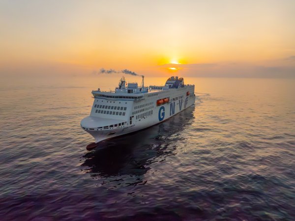 启点优配 视频｜我国首艘自主研发设计的双燃料客滚船在南沙命名交付